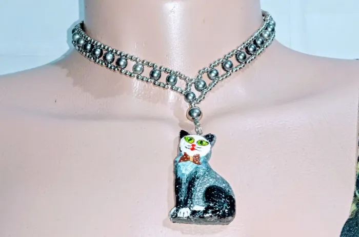 Gargantilha com pingente Gato em porcelanato tamanho do pingente 4cm 