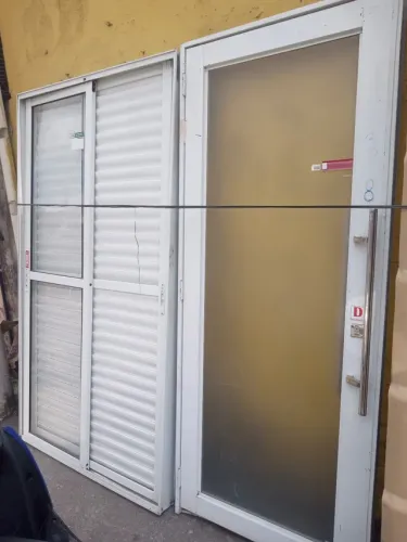 Portas de alumínio branco e aço pintado 