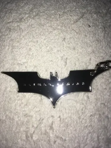 Chaveiro metálico promocional do filme Batman Begins