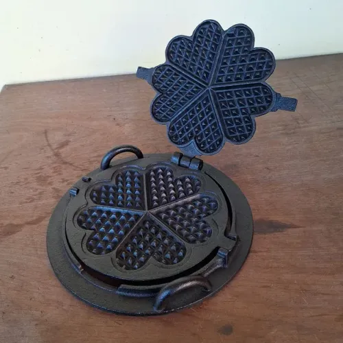 ANTIGA WAFLEIRA/FORMA DE WAFLE EM FERRO FUNDIDO PARA FOGÃO A LENHA MARCA PANELA DA VOVÓ.