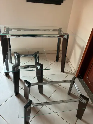 Conjunto de móveis para sala! Conta com aparador, mesa de canto e mesa de centro.