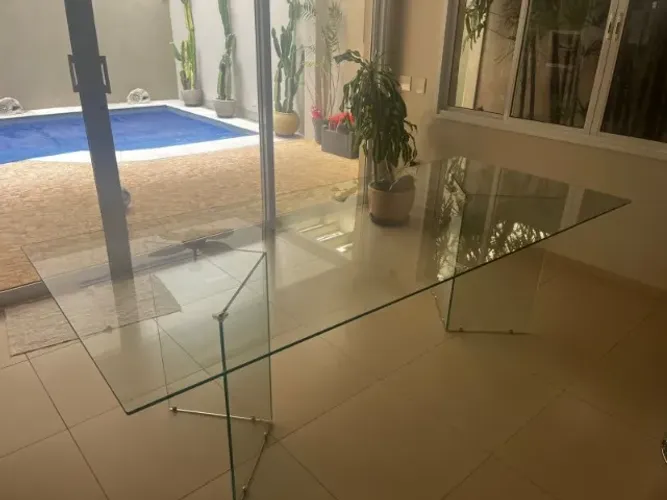 Vendo mesa de 2,40 m x1,05 m elegante de vidro com suporte em vidro