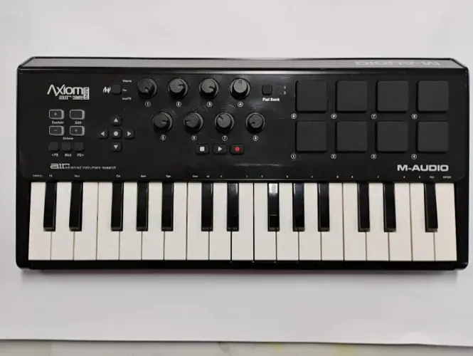 Teclado Controlador M-audio Axiom Air 32 C/ 32 Teclas 8 Pads