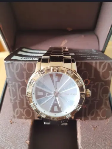 Relógio Victor Hugo Feminino Grande Dourado em Aço Inox Analógico Aro Detalhes Madrepérola