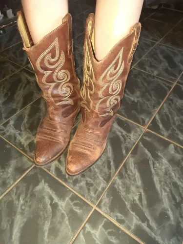 Bota em couro legítimo cano alto bordada