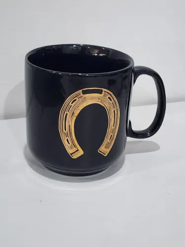 Caneca preta com ferradura em ouro rosê da Tok & Stok Marcelo Sommer