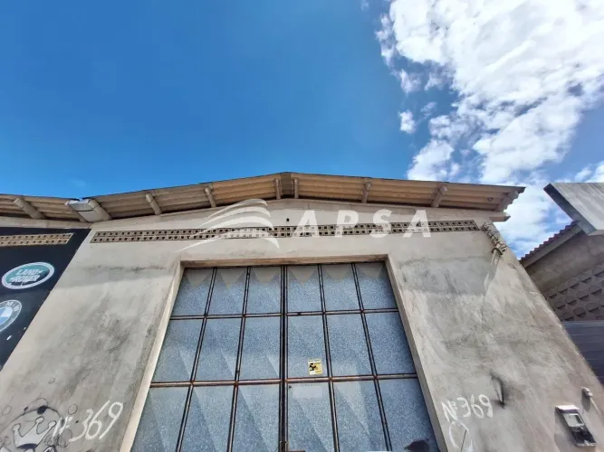 AMPLO GALPÃO COMERCIAL, COMPOSTO POR FRENTE/SALÃO PRINCIPAL, ÁREA INTERNA E BANHEIRO.