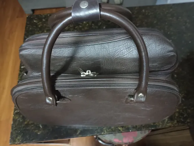 Bolsa em couro para viajar.