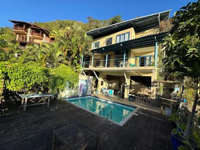Casa em Condomínio com 03 Quartos em Itacoatiara.