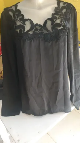 Blusa preta com detalhes em renda