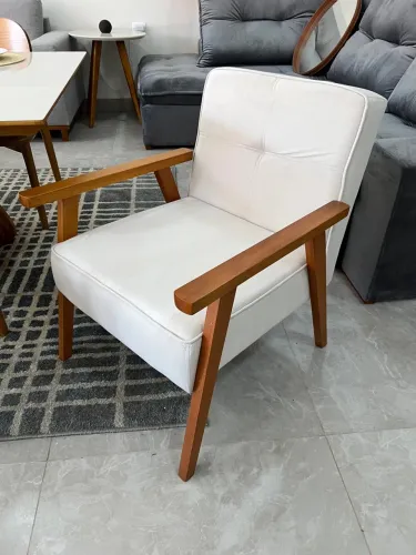 Poltrona Moderna Braço de Madeira NOVO MOSTRUÁRIO