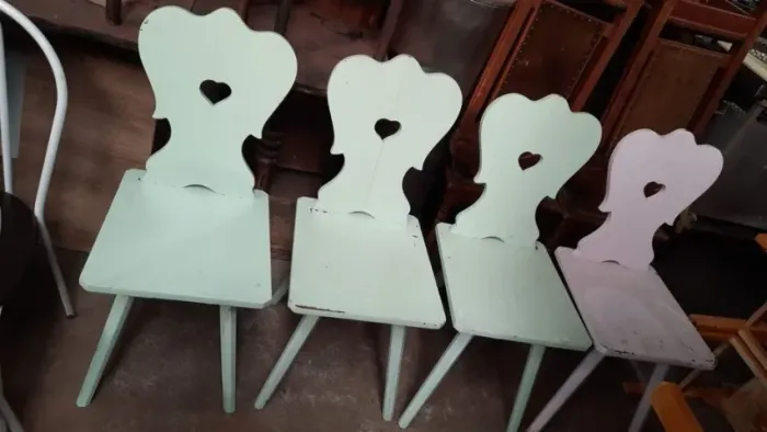 04 cadeiras usadas de boa madeira personalizadas