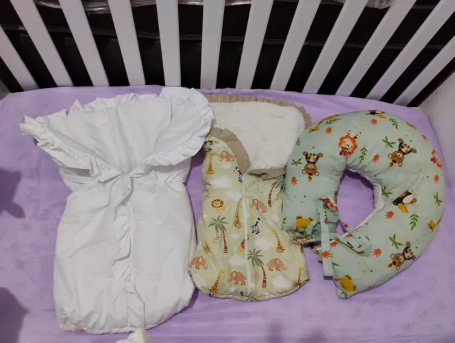 Kit para bebê:  saco de dormir e almofada  de amamentação 