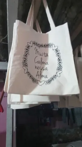 Bolsa de ombro branca com frase 'Muita Calma nessa Alma'