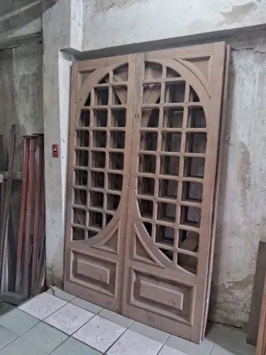 Portas em madeira maciça