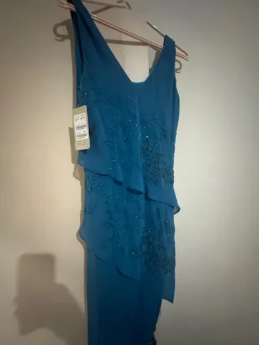 Vestido Azul Elegante com Detalhes Bordados