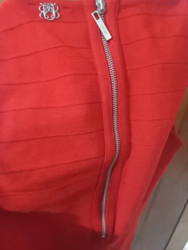 Vestido Bandage vermelho Bo.Bô, com zíper nas costas e recortes na barra. 