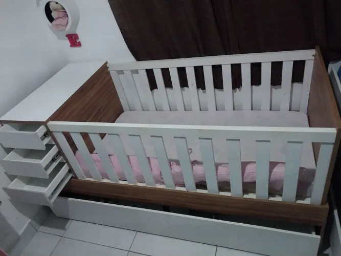 Berço multifuncional com cômoda e cama auxiliar 
