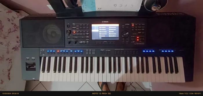 Teclado Yamaha PSR-SX900 - Seminovo