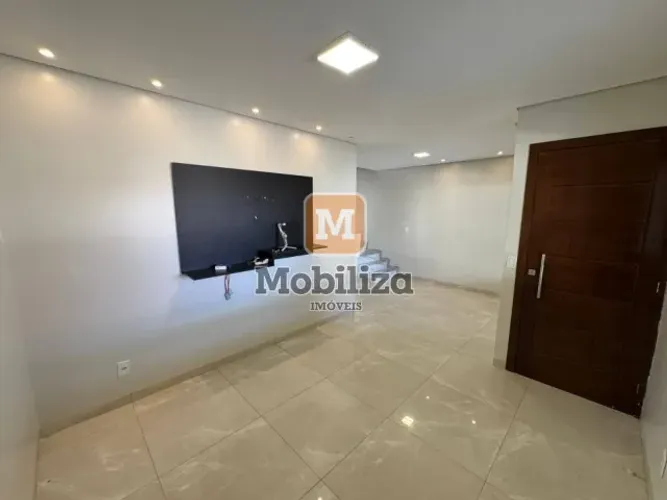 Sobrado com 3 dormitórios sendo 2 suítes no piso superior no Condomínio Jardim Victória