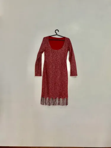 Vestido de festa com forro, fios prata no tecido, tamanho G pequeno, franjas na barra.