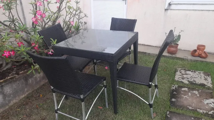 Vende-se jogo de mesa com 4 cadeiras