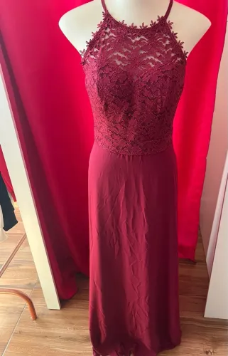 Vestido de festa longo vinho com detalhes em renda