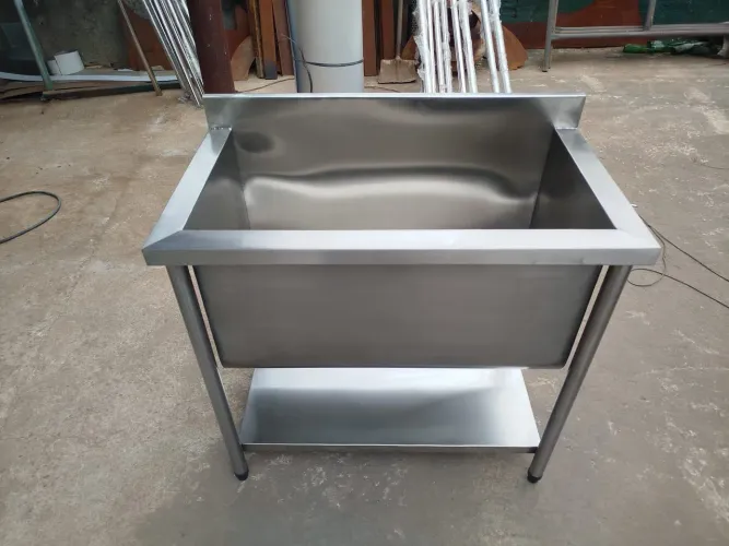 Bancadas e tanques para comércio em geral.