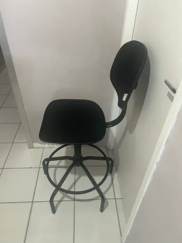 Cadeira de caixa alta seminova