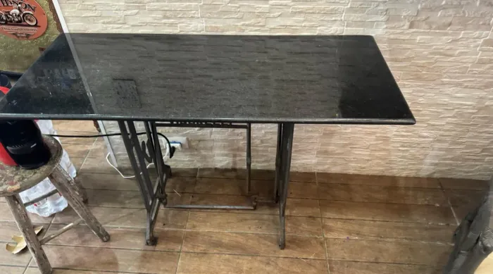 Pé de máquina de costura com tampo