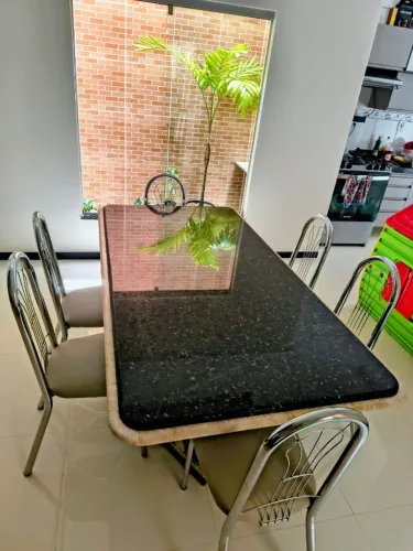 Mesa de cozinha em granito Verde Ubatuba + 6 cadeiras - excelente estado