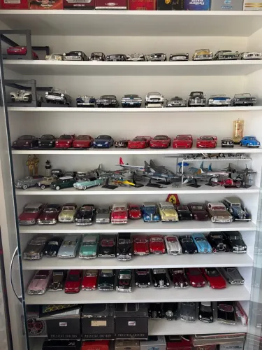 Coleção de carros clássicos em miniatura 1:18