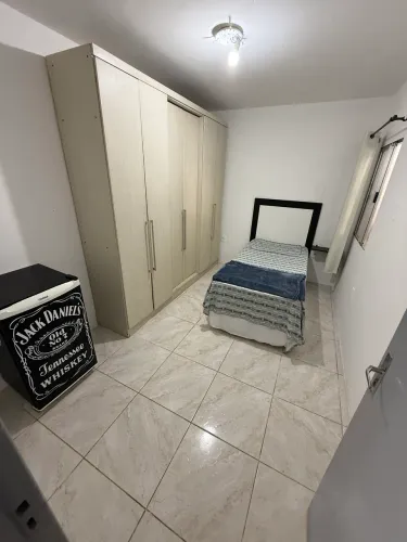 Quarto para moças?