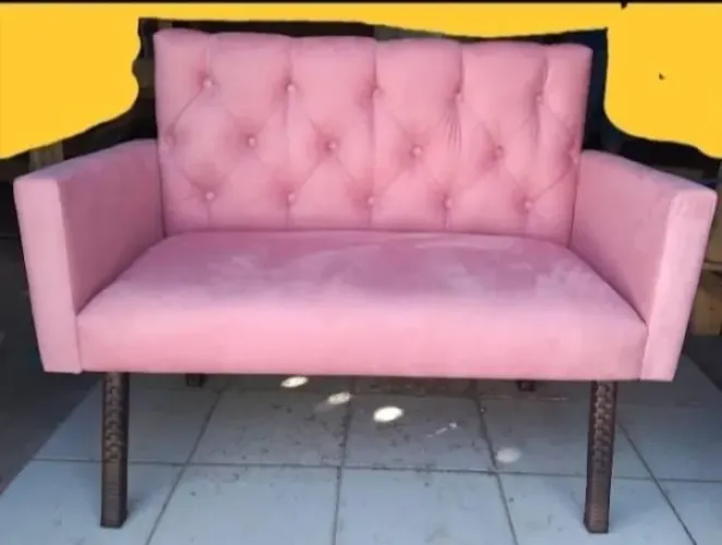 Sofá 2 lugares rosa com detalhes em capitonê