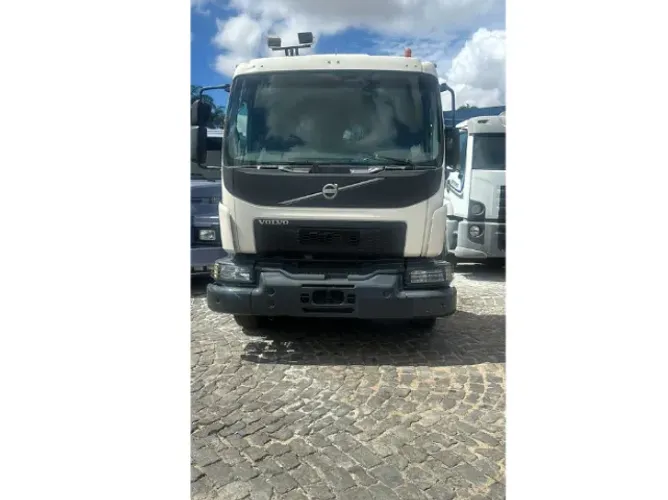 L)Caminhão no Chassi-Volvo VM 330