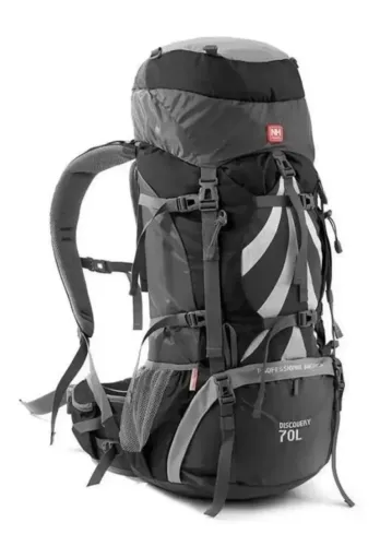 Mochila Naturehike Discovery de 70+5 L, cor preta e cinza.