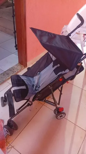 Carrinho de passeio semi novo, usado poucas vezes