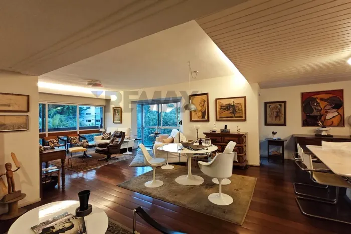 Apartamento 1 por andar com 273 m² em Casa Forte, 03 Quartos, 02 suítes, 02 vagas de garag