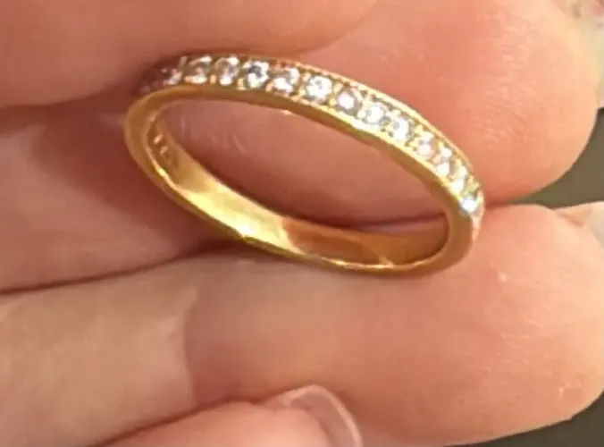 Meia Aliança de Ouro 18K com diamantes