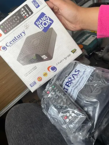 Este é um receptor de satélite analógico Century Nano Box, projetado para sintoniza canais
