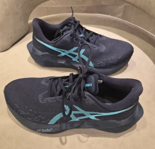 Asics Novablast 6 - 41BR - Apenas 20km rodados!!