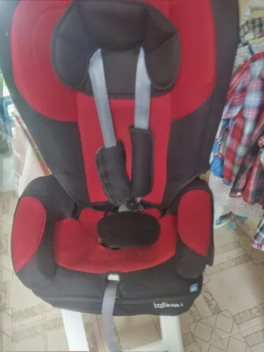 1 cadeira para carro e 1 bota infantil tamanho 33/34