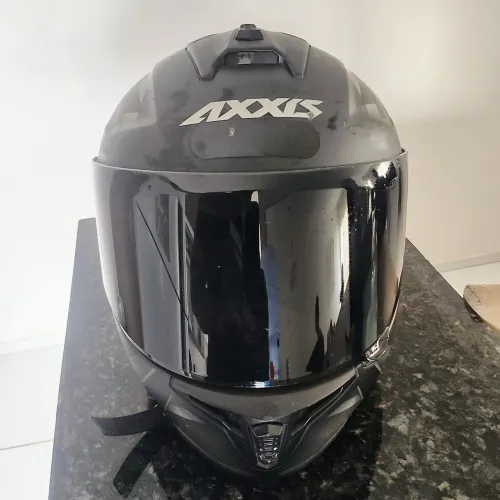 Capacete Axxis modelo Raven com grafismo Flag (Bandeira), acabamento fosco.