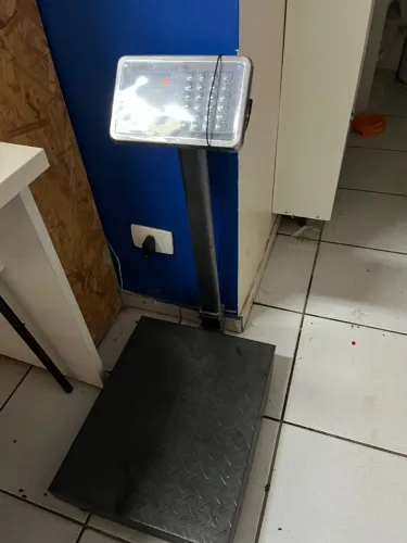 balança de plataforma digital com coluna (ou mastro),