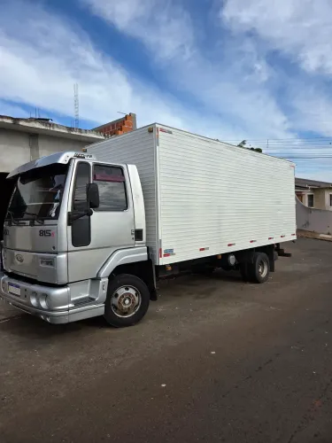 Ford Cargo 815s em bom estado