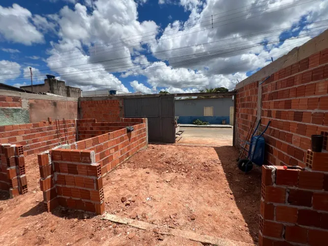 Lote com base da casa . No Arapoangas.