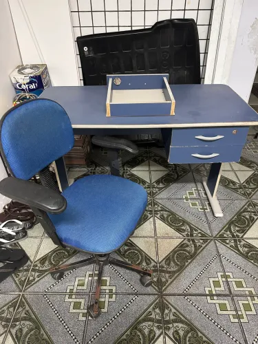 Mesa com cadeira para escritório