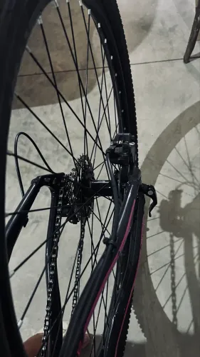 Bicicleta, aro 29, quadro 15, com freio hidráulico. 
