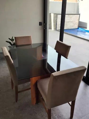 Mesa de vidro com 4 cadeiras
