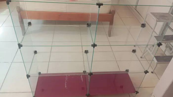 Vendo balcão em vidro com colmeia 1x 1 e os nichos 0,50 x 0,30.